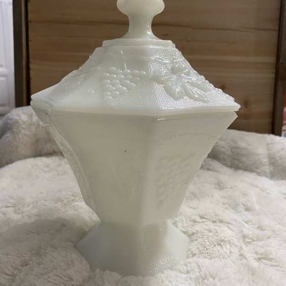 Milk glass retro dish with lid - Picture 2 of 3